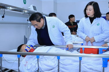 Thủ tướng dặn các bác sĩ "ưu tiên cứu người, thủ tục hoàn thiện sau"