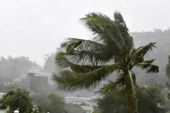 Miền Trung đang mưa xối xả, gió giật mạnh