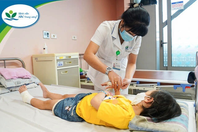 Kẹt chân vào bánh xe, chó cắn nát mặt và những hiểm họa tấn công trẻ mùa hè - 1 Kẹt chân vào bánh xe, chó cắn nát mặt và những hiểm họa tấn công trẻ mùa hè - 1