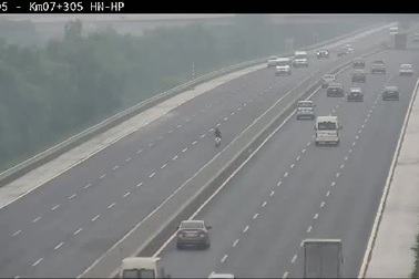 Xe máy chạy ngược chiều trên cao tốc