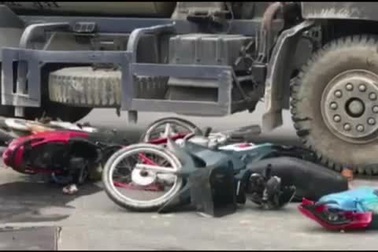 Người phụ nữ chết thảm dưới bánh xe bồn.