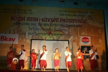 "Hồ Chí Minh - Kaysỏn PhômVyHản - Tấm gương học tập, rèn luyện của thanh niên"