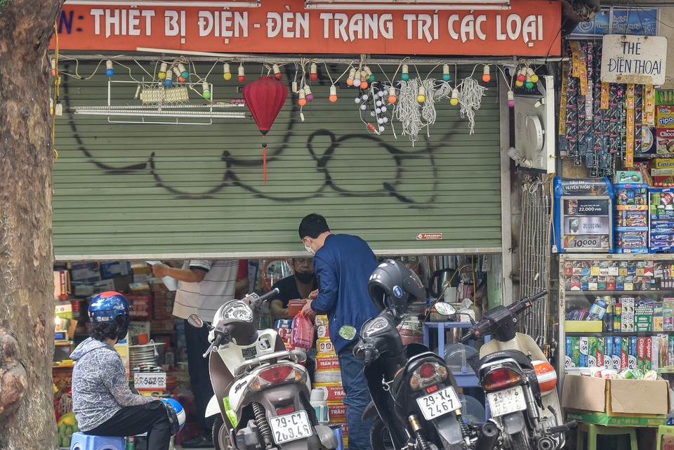 Phố phường Hà Nội đông đúc, nhiều hàng quán rậm rịch mở lại - 10 Phố phường Hà Nội đông đúc, nhiều hàng quán rậm rịch mở lại - 10