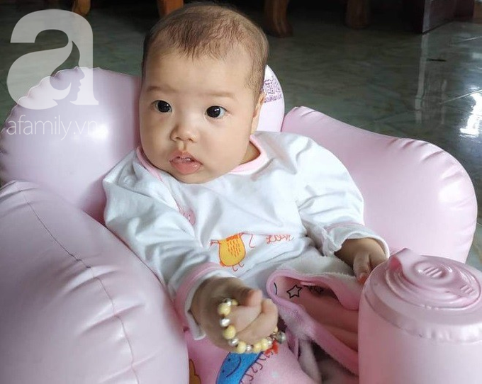 Xót cảnh bố mẹ trẻ tật nguyền đi làm thuê, gom góp tiền níu giữ mạng sống từng ngày cho con gái 9 tháng tuổi - Ảnh 9. Xót cảnh bố mẹ trẻ tật nguyền đi làm thuê, gom góp tiền níu giữ mạng sống từng ngày cho con gái 9 tháng tuổi - Ảnh 9.