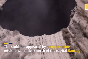 Hố tử thần to bằng sân tennis bất ngờ xuất hiện giữa sa mạc