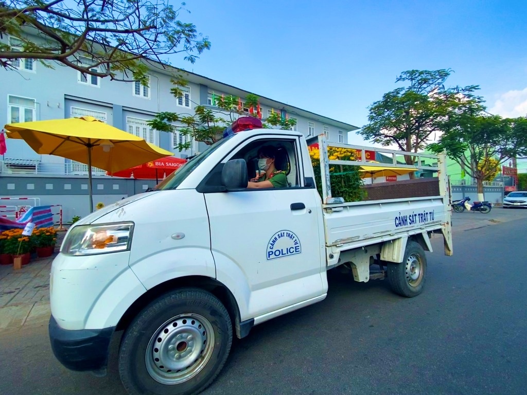 Áo xanh, sao vàng bán hoa Tết, mua quà tặng người nghèo đón Xuân - 1 Áo xanh, sao vàng bán hoa Tết, mua quà tặng người nghèo đón Xuân - 1