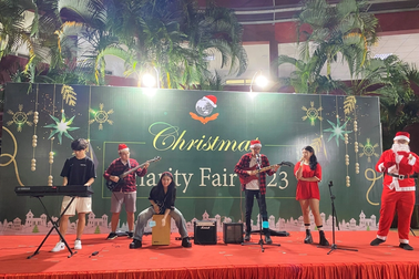 Giáng sinh ý nghĩa tại hội chợ từ thiện Trường Quốc tế Singapore