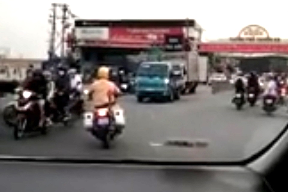 CSGT mở đường đưa sản phụ đang chuyển dạ đến bệnh viện kịp thời - 1