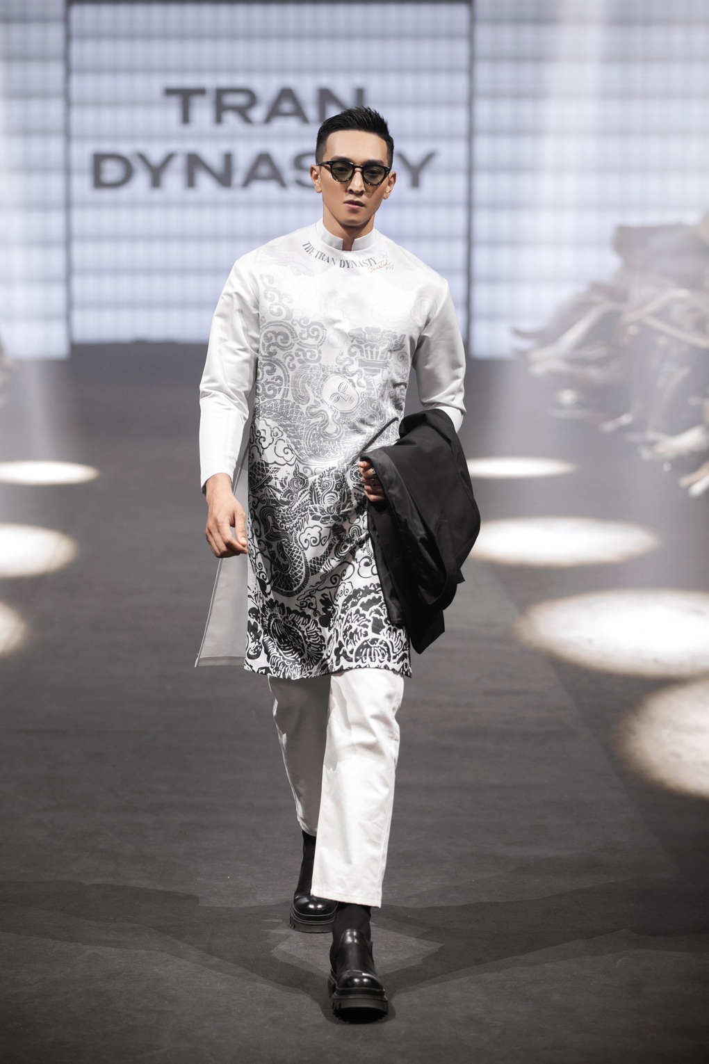 Hoa hậu Ngọc Châu khoe chân dài thẳng tắp, catwalk ấn tượng - 10 Hoa hậu Ngọc Châu khoe chân dài thẳng tắp, catwalk ấn tượng - 10