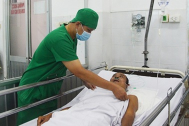 Hy hữu: Đang ngồi nhậu bị rắn lục cắn vào tay và... lưỡi