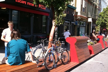 Vỉa hè được tổ chức như thế nào để bảo vệ người đi bộ?