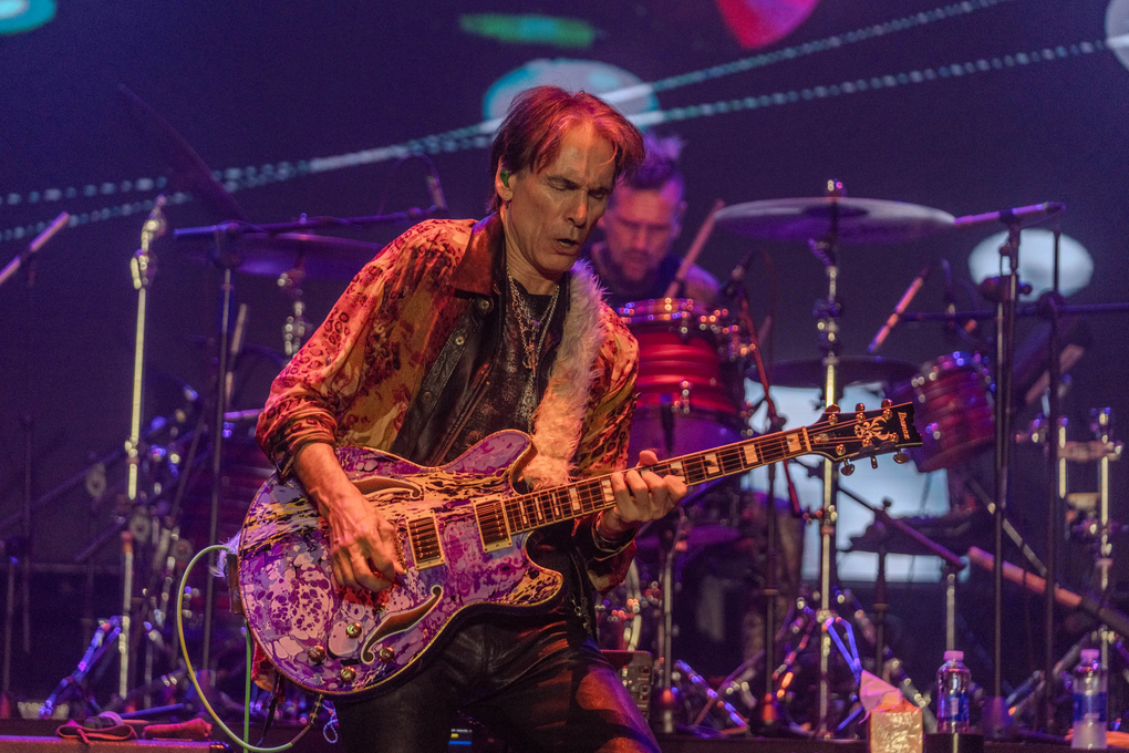 Huyền thoại guitar Steve Vai: Trước khi qua đời, tôi muốn đến Việt Nam - 1