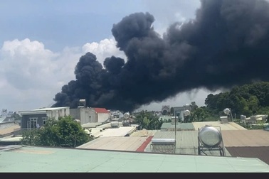 Sau tiếng nổ, nhà xưởng bốc cháy ngùn ngụt ở Đồng Nai