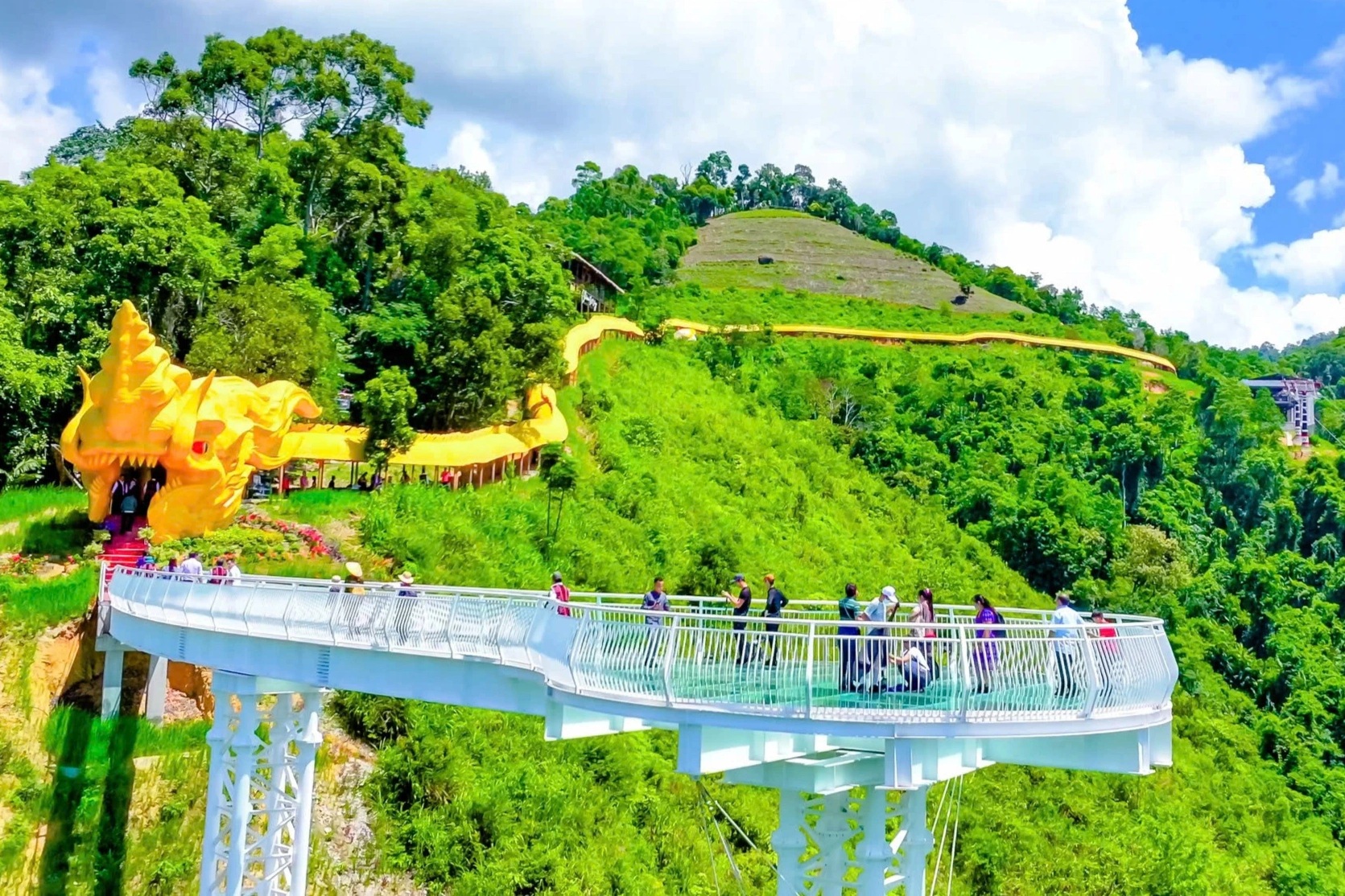 Rekod koridor berbumbung berbentuk naga terpanjang merentasi gunung di Vietnam - 1 Kỷ lục hành lang có mái che hình rồng vắt qua núi dài nhất Việt Nam - 1