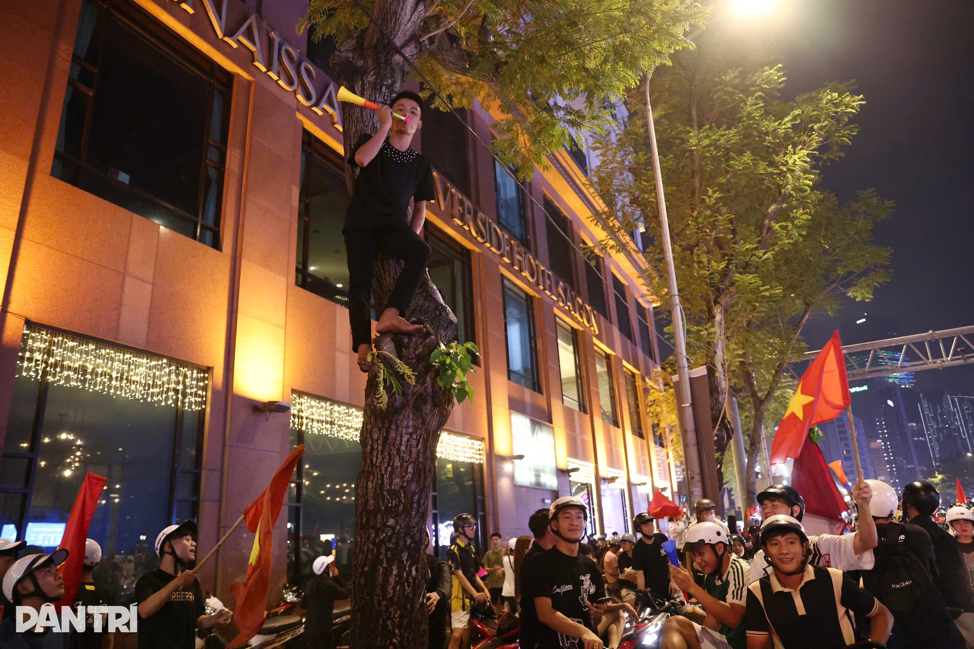 Biển người đổ ra đường phố ăn mừng chiến thắng của tuyển Việt Nam - 28 Biển người đổ ra đường phố ăn mừng chiến thắng của tuyển Việt Nam - 28