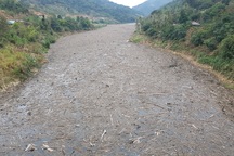 Bãi rác khổng lồ trên mặt hồ thủy điện lớn nhất Bắc trung Bộ