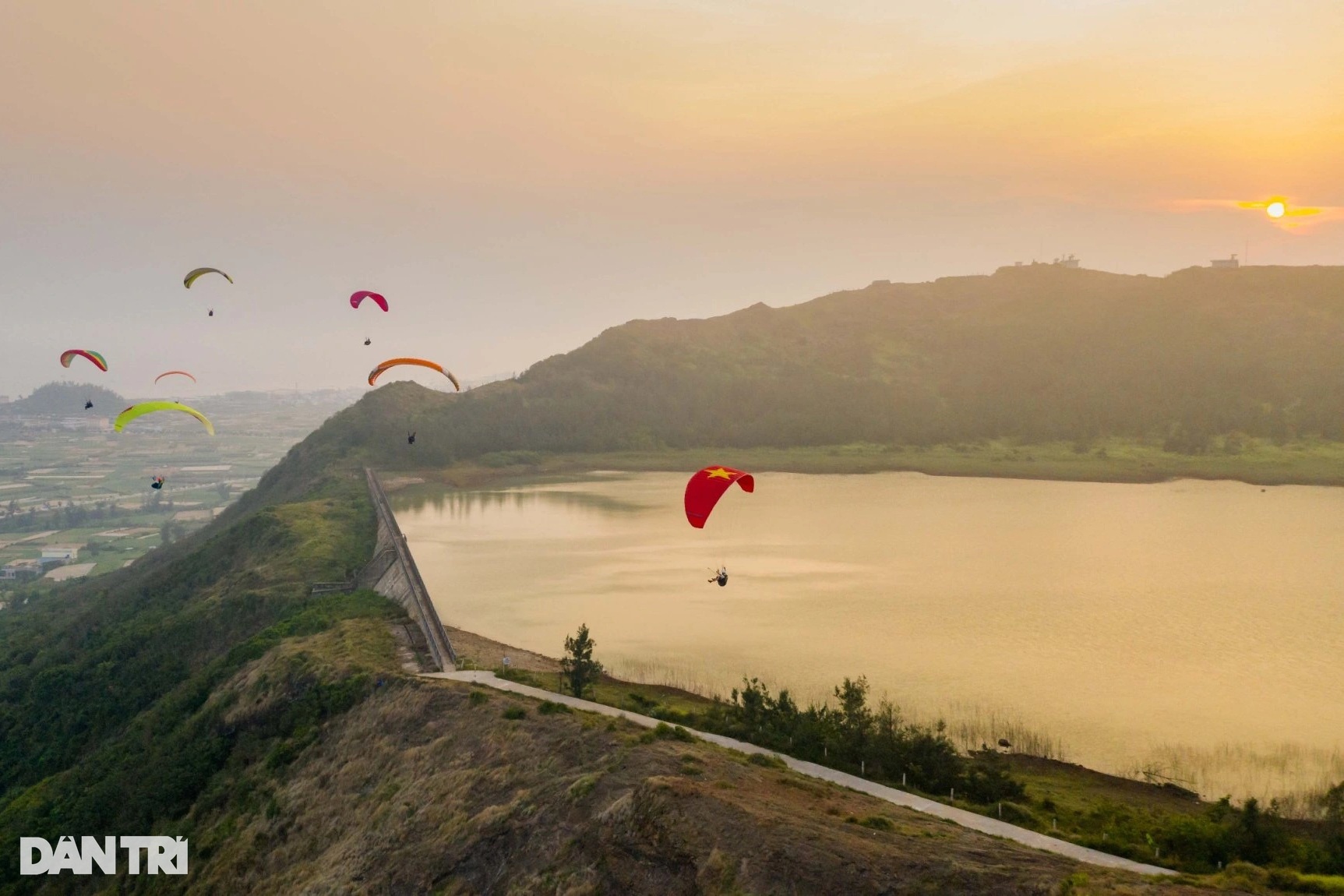 View - Nỗi lo khi làm hồ chứa nước trên miệng núi lửa triệu năm tuổi, cao 169m | Báo Dân trí