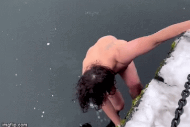 Liều chết nhảy xuống mặt nước đóng băng để "giải cứu" iPhone