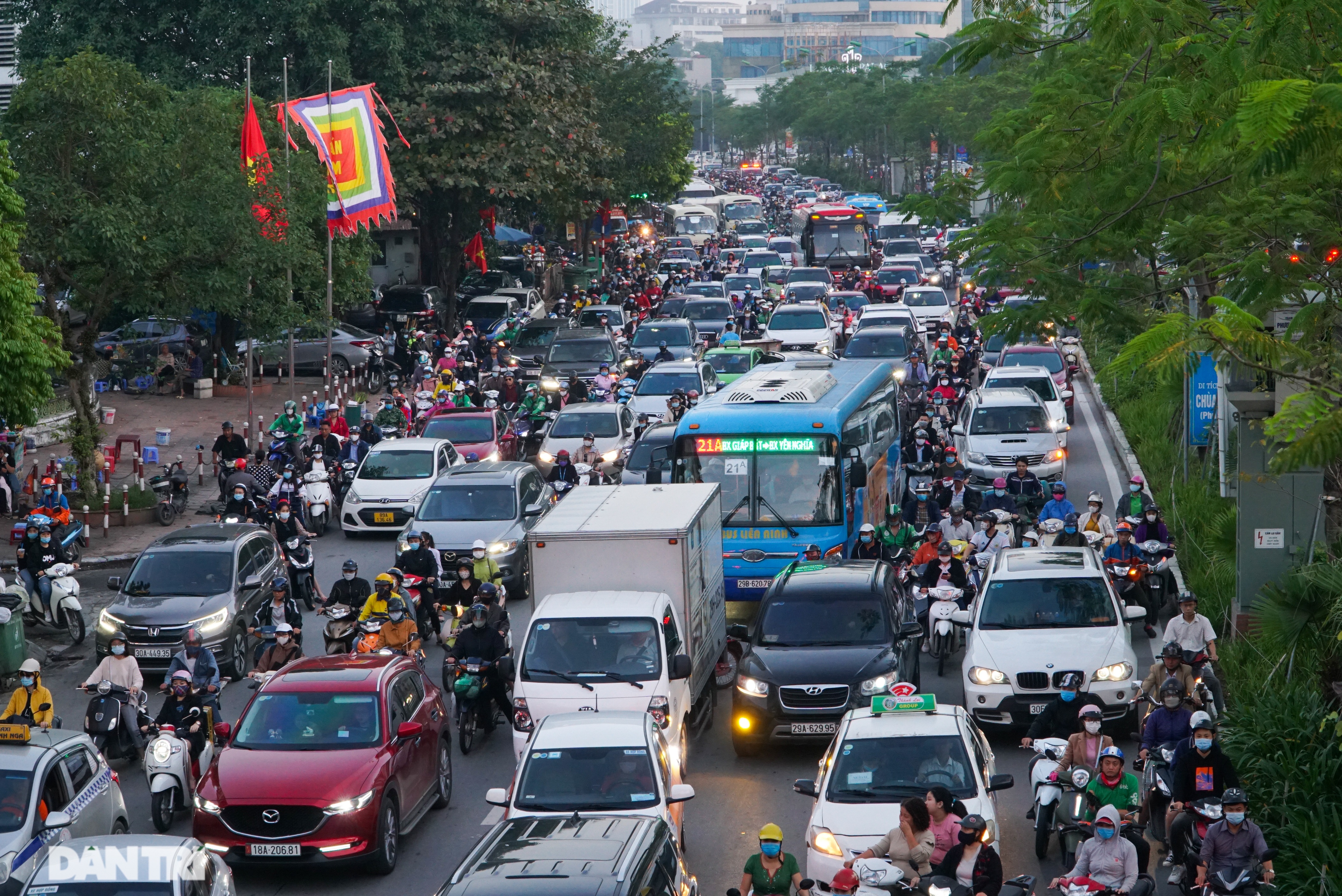 Giao thông “nghẹt thở” tại tuyến đường sắp có làn ưu tiên xe buýt - 8 Giao thông “nghẹt thở” tại tuyến đường sắp có làn ưu tiên xe buýt - 8