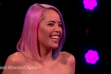 Cái ôm đầy ngượng ngùng giữa hai ứng viên trong chương trình “Naked Attraction”