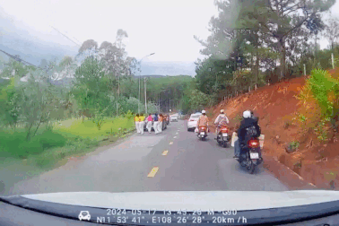 Công an vào cuộc vụ nhóm phụ nữ nhảy nhót trước đầu ô tô ở Đà Lạt