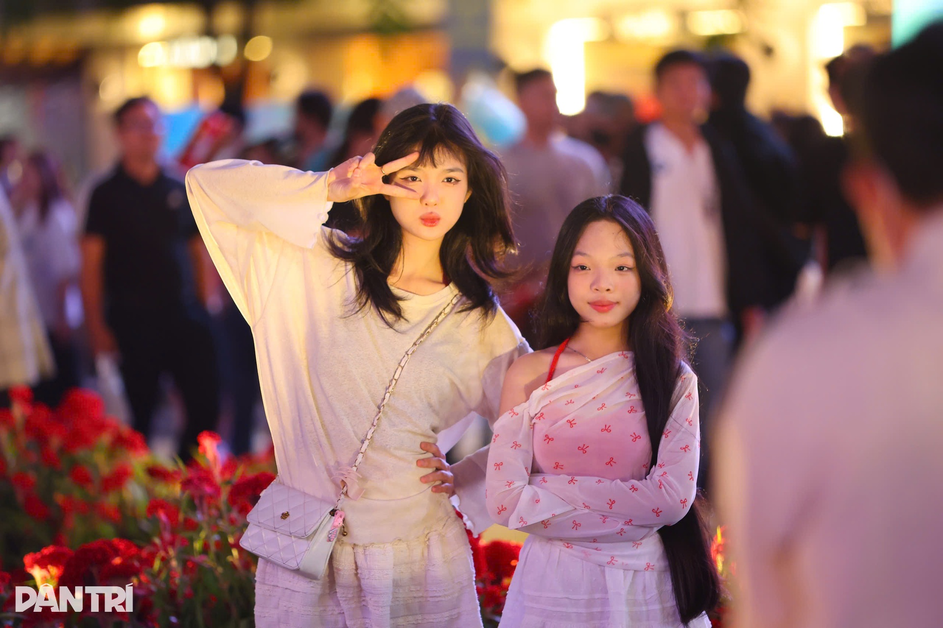 Hàng nghìn người dân đổ về trung tâm TPHCM trước thời khắc giao thừa - 13 Hàng nghìn người dân đổ về trung tâm TPHCM trước thời khắc giao thừa - 13