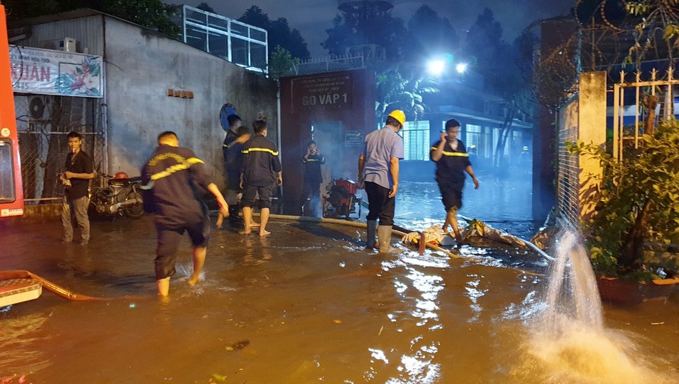 Cảnh sát chữa cháy nửa đêm hút nước chống ngập cho trạm biến áp - 2 Cảnh sát chữa cháy nửa đêm hút nước chống ngập cho trạm biến áp - 2