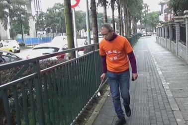 Triệu phú Trung Quốc đi bộ nhặt rác suốt 3 năm