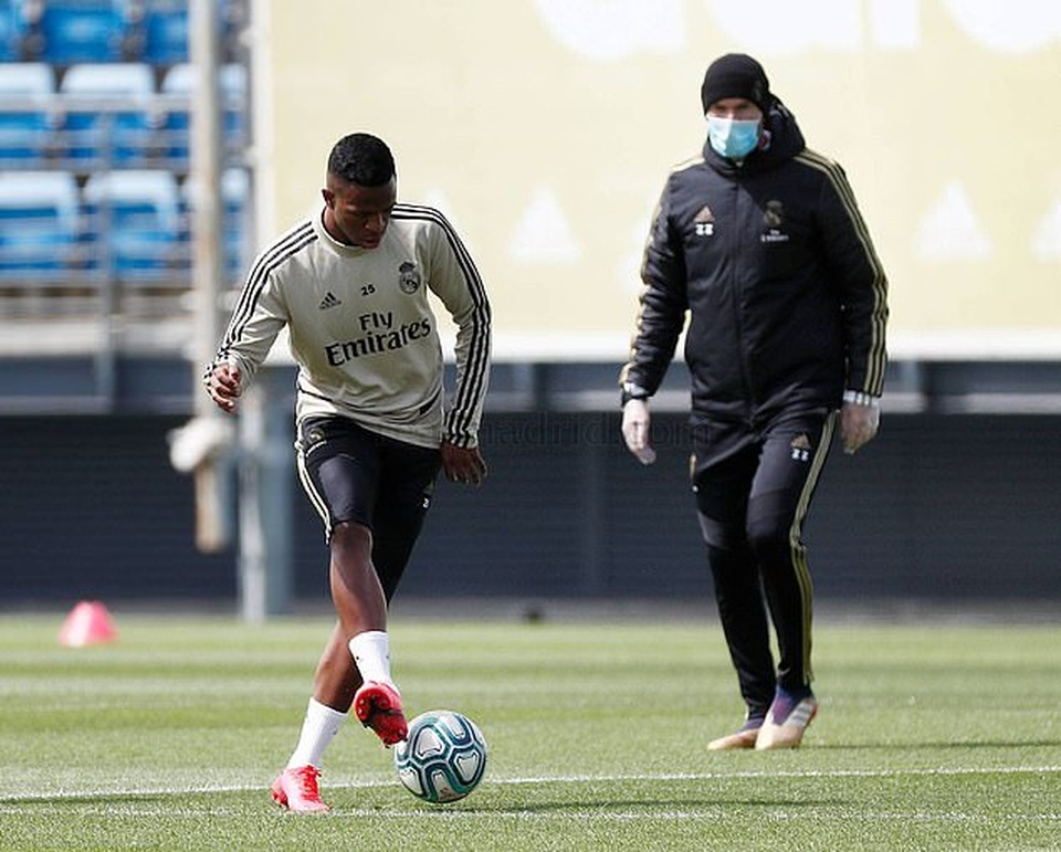 HLV Zidane đeo khẩu trang chỉ đạo cầu thủ Real Madrid - 4 HLV Zidane đeo khẩu trang chỉ đạo cầu thủ Real Madrid - 4