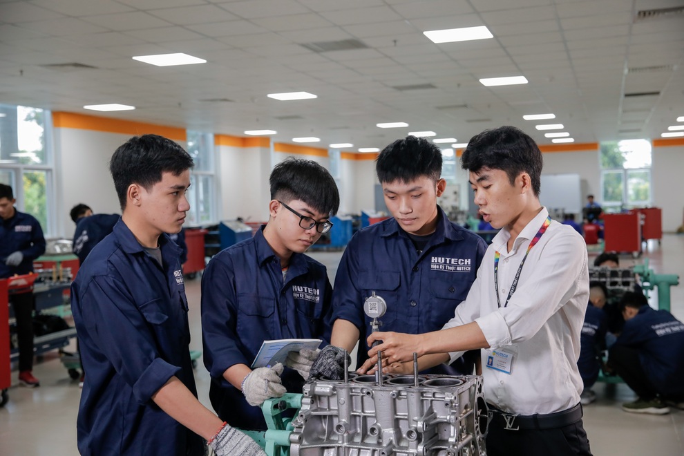 Lao động giản đơn có nguy cơ mất việc khi đưa robot vào sản xuất - 1 Lao động giản đơn có nguy cơ mất việc khi đưa robot vào sản xuất - 1