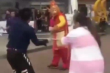 Du khách tấn công "Tôn Ngộ Không" trên phố