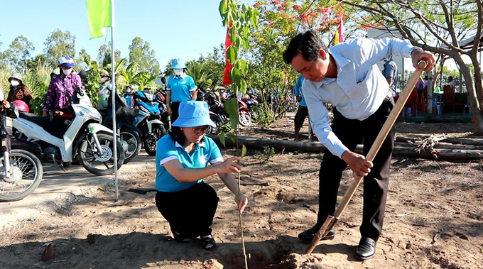 Bà Nguyễn Thị Thanh Bình, Chủ tịch Hội Liên hiệp Phụ nữ tỉnh Đồng Tháp (bên trái) tham gia trồng cây.

