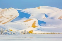 Khoảnh khắc tuyết phủ trắng sa mạc đẹp như tranh