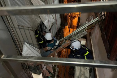 Giải cứu người phụ nữ mắc kẹt trong ngôi nhà 3 tầng ở Hà Nội