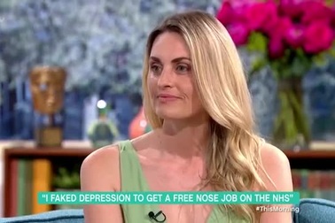 Người mẫu Carla Bellucci trả lời phỏng vấn trên truyền hình