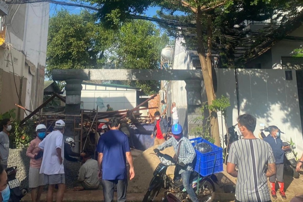 Nhà sàn gỗ đang dựng bất ngờ đổ sập, 3 người bị thương - 1 Nhà sàn gỗ đang dựng bất ngờ đổ sập, 3 người bị thương - 1