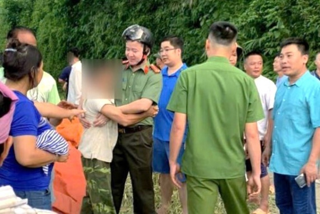 Cứu người đàn ông trèo lên cây cao 15m, đứng chơi vơi trên không trung - 2