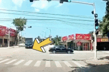 Tài xế thản nhiên lùi xe giữa ngã tư, suýt gây va chạm