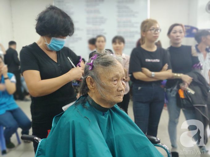 Buổi ca nhạc kỳ lạ ở Sài Gòn: Vừa hát vừa cắt tóc gội đầu, không bao giờ mong gặp lại khán giả - Ảnh 2. Buổi ca nhạc kỳ lạ ở Sài Gòn: Vừa hát vừa cắt tóc gội đầu, không bao giờ mong gặp lại khán giả - Ảnh 2.