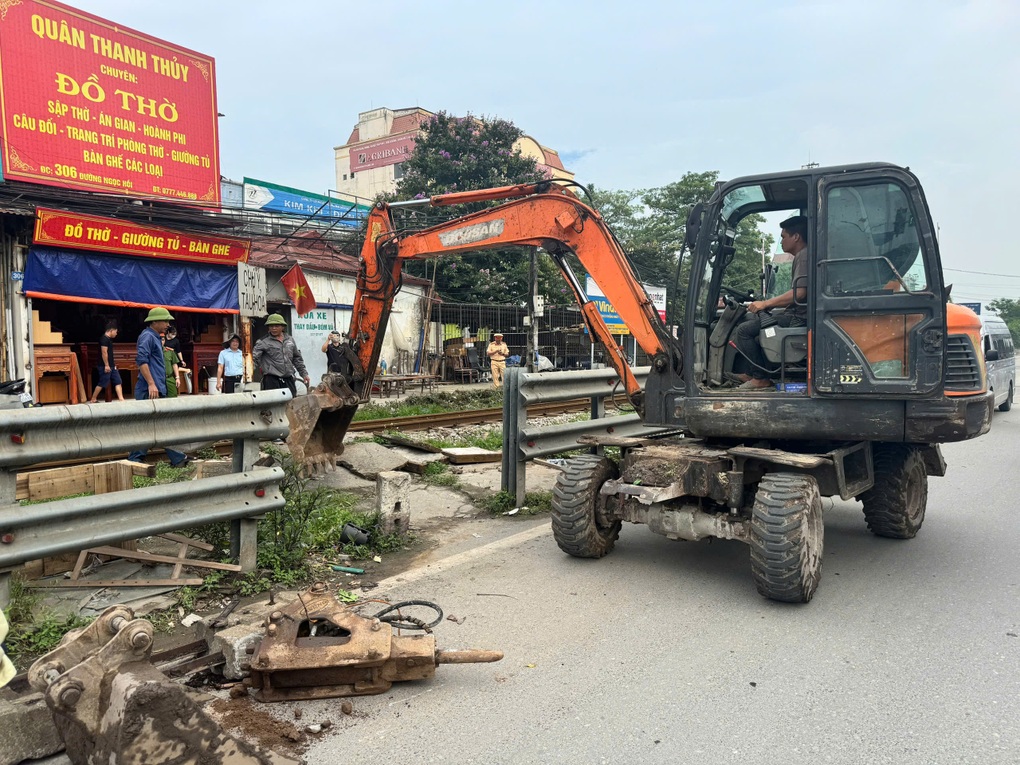 Hà Nội đóng 5 lối đi tự mở trên tuyến đường sắt qua thị trấn Văn Điển - 2 Hà Nội đóng 5 lối đi tự mở trên tuyến đường sắt qua thị trấn Văn Điển - 2