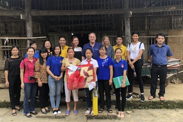 Hoa hậu Hoàn Vũ H’Hen Niê tặng học bổng cho học sinh dân tộc thiểu số