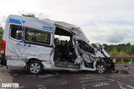 Xe khách bẹp dúm sau vụ tai nạn, nhiều người thương vong