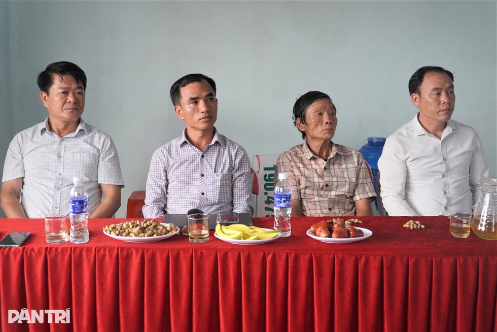 Nhờ tấm lòng bạn đọc Dân trí, vợ chồng khờ cùng 3 con thơ có ngôi nhà mới - 2 Nhờ tấm lòng bạn đọc Dân trí, vợ chồng khờ cùng 3 con thơ có ngôi nhà mới - 2