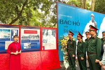 Khai mạc triển lãm ảnh "Bác Hồ với Đá Chông - K9"