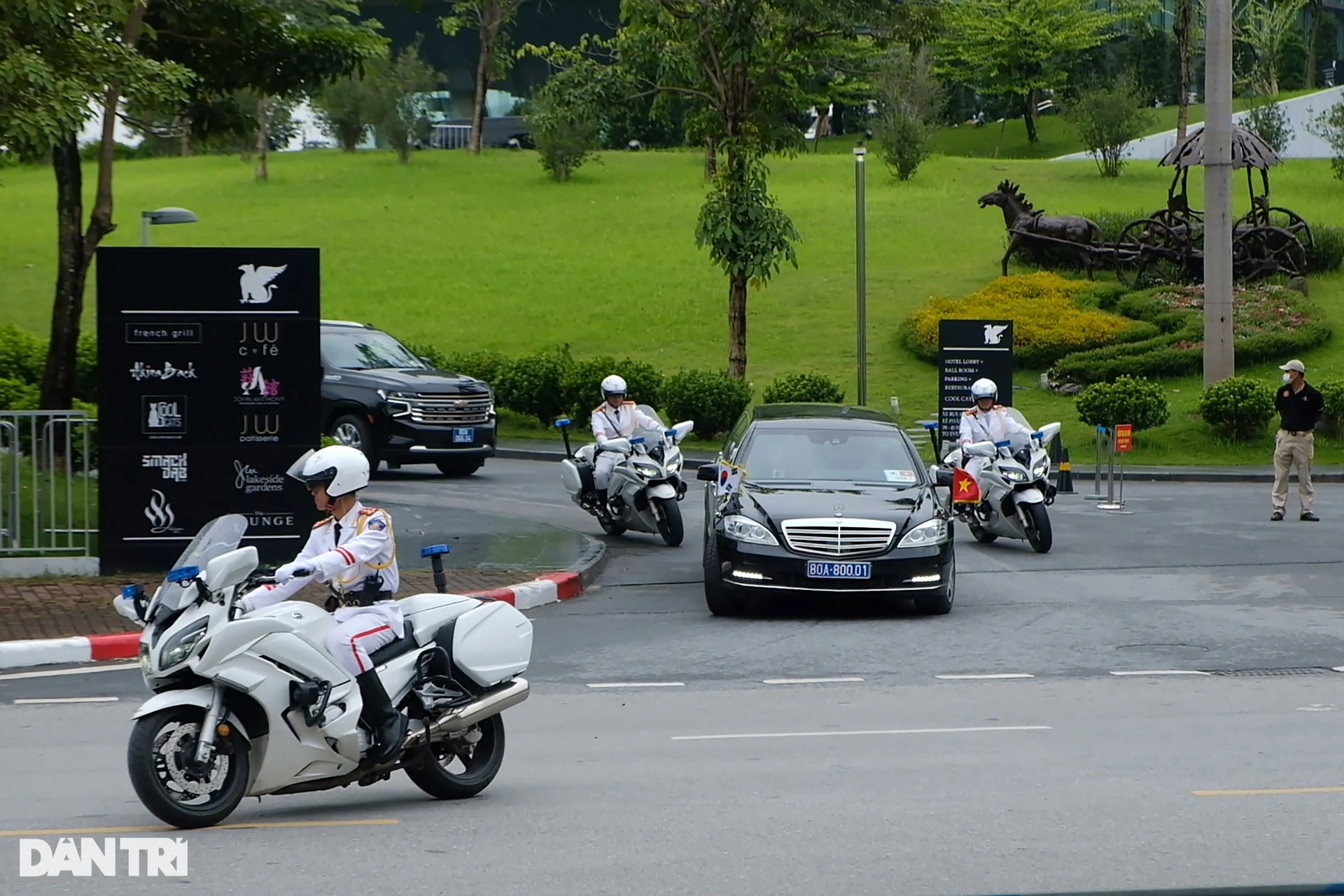 Dàn xe đặc chủng hộ tống Tổng thống Hàn Quốc trên đường phố Hà Nội - 3