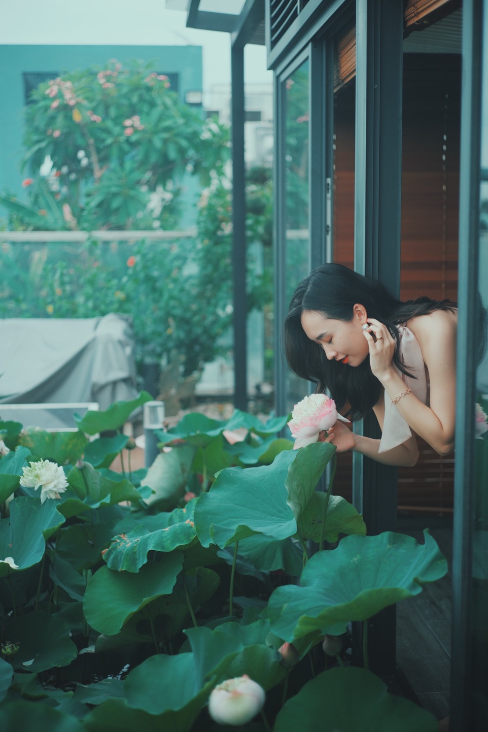 Hồ sen ngát hương tại căn penthouse tuyệt đẹp của vợ chồng trẻ Hà Nội - 8 Hồ sen ngát hương tại căn penthouse tuyệt đẹp của vợ chồng trẻ Hà Nội - 8