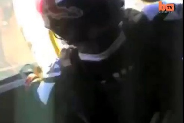 Nhảy dù mạo hiểm từ trên thuyền kayak