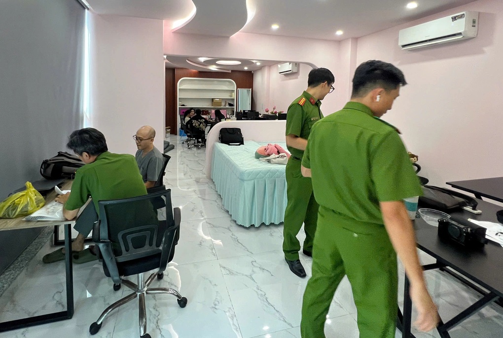 Tạm giam chủ tiệm thẩm mỹ thực hiện 500 ca hút mỡ trái phép ở TPHCM - 3