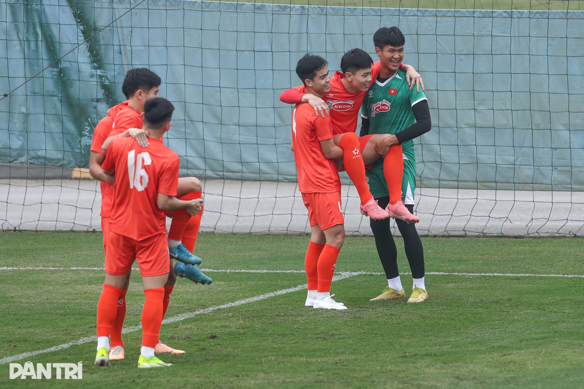 Cầu thủ Việt kiều quyết tâm cao độ ở buổi tập đầu tiên cùng U22 Việt Nam - 5 Cầu thủ Việt kiều quyết tâm cao độ ở buổi tập đầu tiên cùng U22 Việt Nam - 5