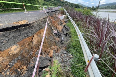 Đường sạt lở, sụt lún nghiêm trọng trên tuyến tỉnh lộ tại Đắk Lắk